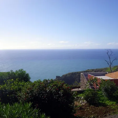 'casa Do Gabriel' Spacious Madeirian With Private Garden And Ocean View Vakantiehuis Estreito Da Calheta